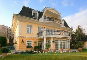 XII. Sas-hegyen "Év kertjében" álló, 530 m2 lakóterületű klasszikus stílusú, újszerű villa eladó 