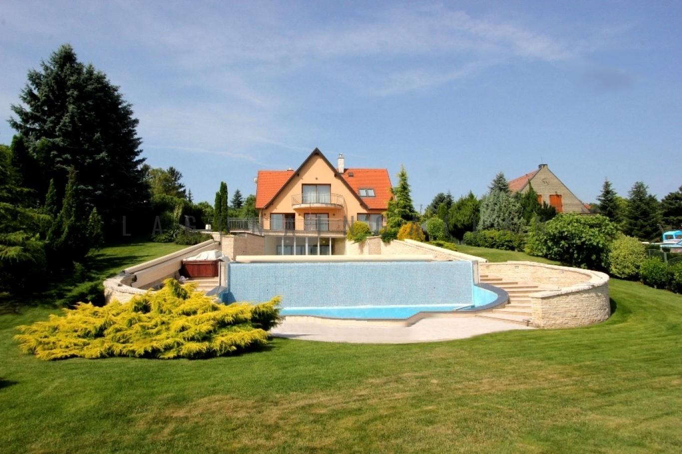 Balaton Tihany panorámás medencés luxus villa eladó Laguna