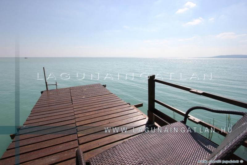 Balatonkenese, vízparti, nyaraló villa eladó saját stéggel Laguna